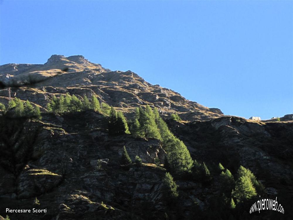 15 forse in cima una casa nella roccia.JPG